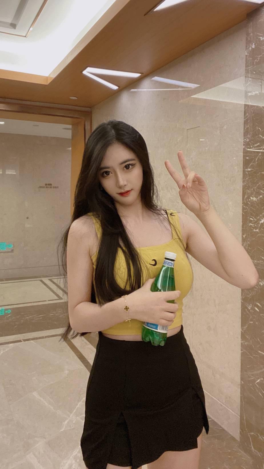 体验新人极品身材 前凸后翘